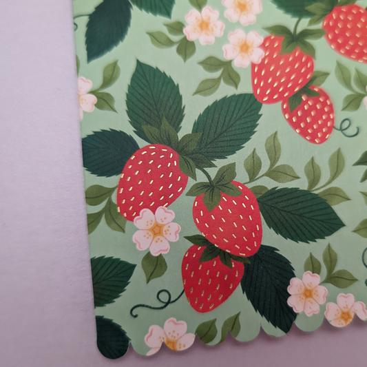 Cette carte d'anniversaire sucrée et fruitée comporte des illustrations de délicieuses fraises délicatement décorées avec une finition dorée ce qui donne une touche d'élégance et de brillant.