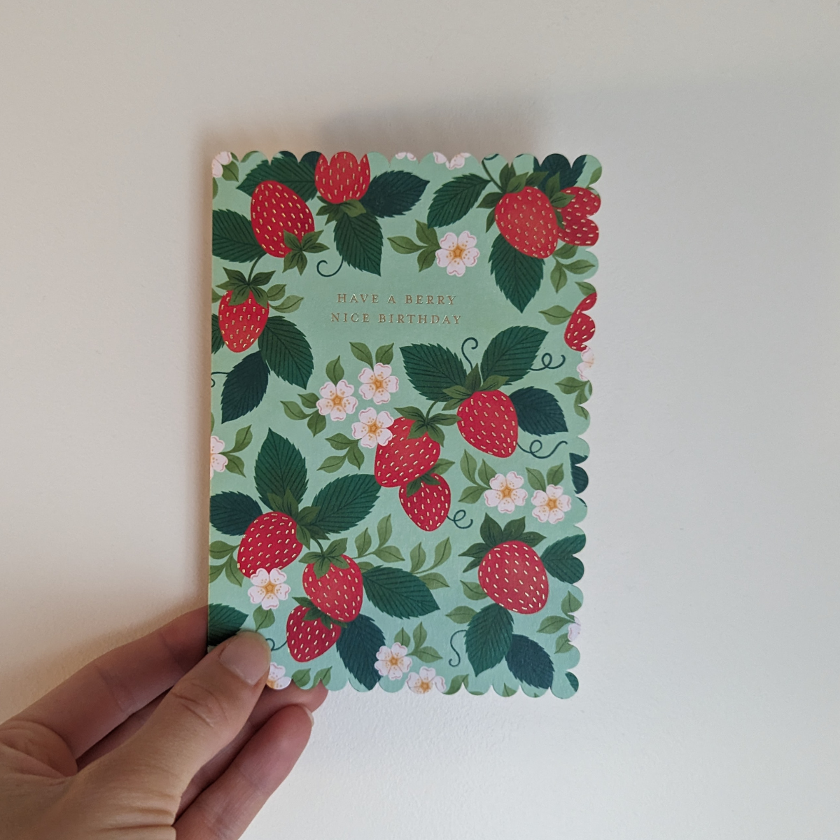 Cette carte d'anniversaire sucrée et fruitée comporte des illustrations de délicieuses fraises délicatement décorées avec une finition dorée ce qui donne une touche d'élégance et de brillant.