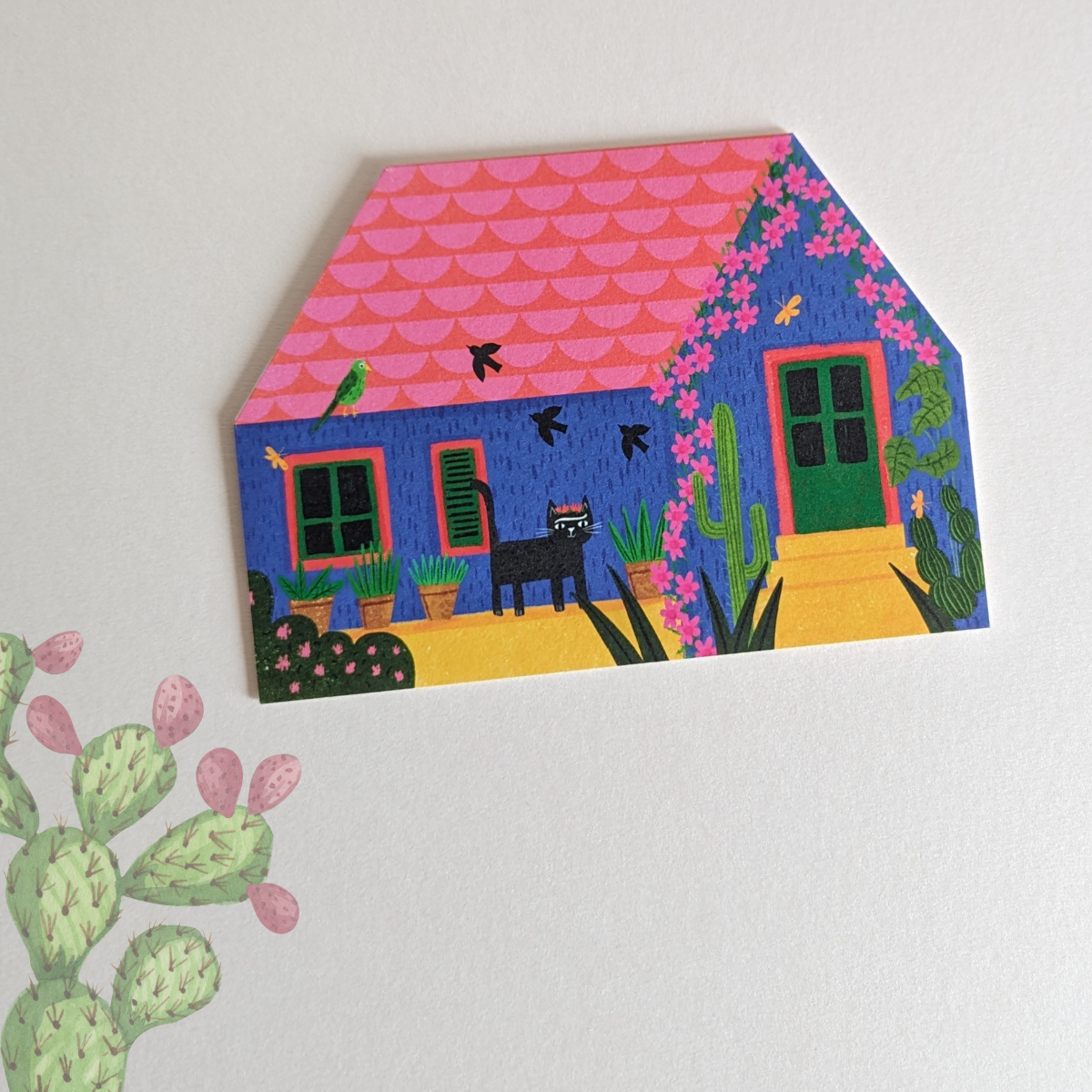 Cette magnifique carte en forme de maison est inspirée de la célèbre « Casa Azul » de Frida Kahlo.