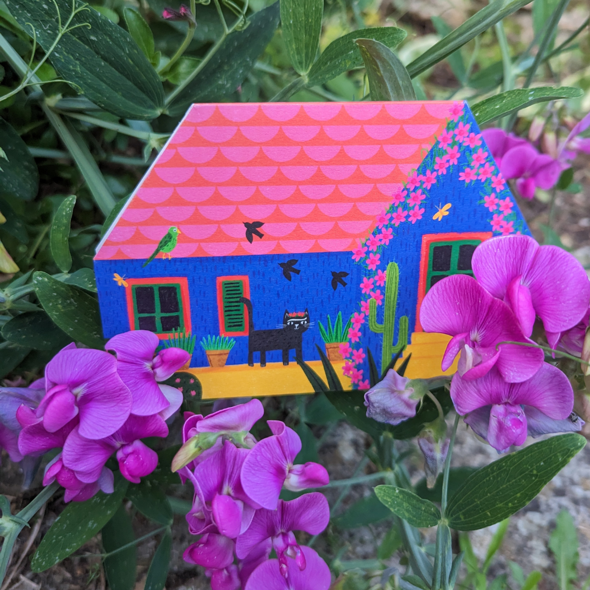 Cette magnifique carte en forme de maison est inspirée de la célèbre « Casa Azul » de Frida Kahlo.