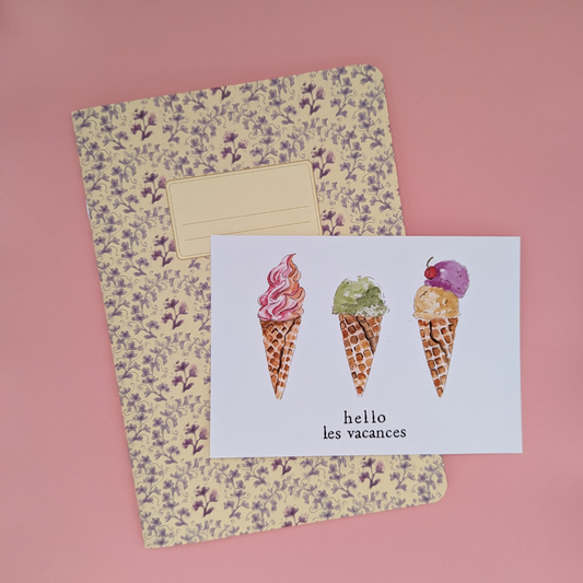 Carte ornée de trois beaux cornets de glace avec l’inscription " hello les vacances ". Au dos de la carte vous pouvez écrire votre message.
