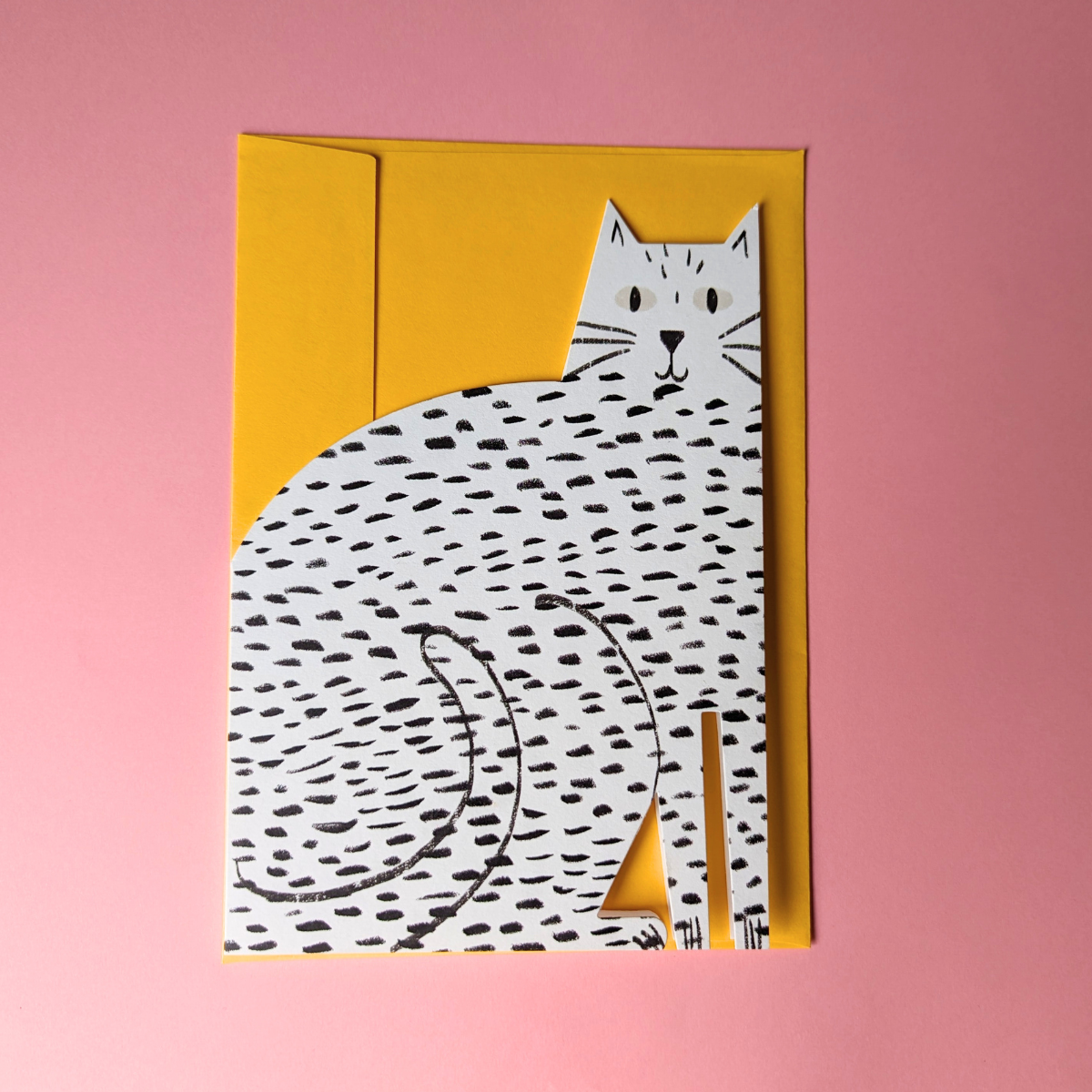 Cette carte découpée en forme de chat est une création artistique qui émerveillera les amoureux des félins !