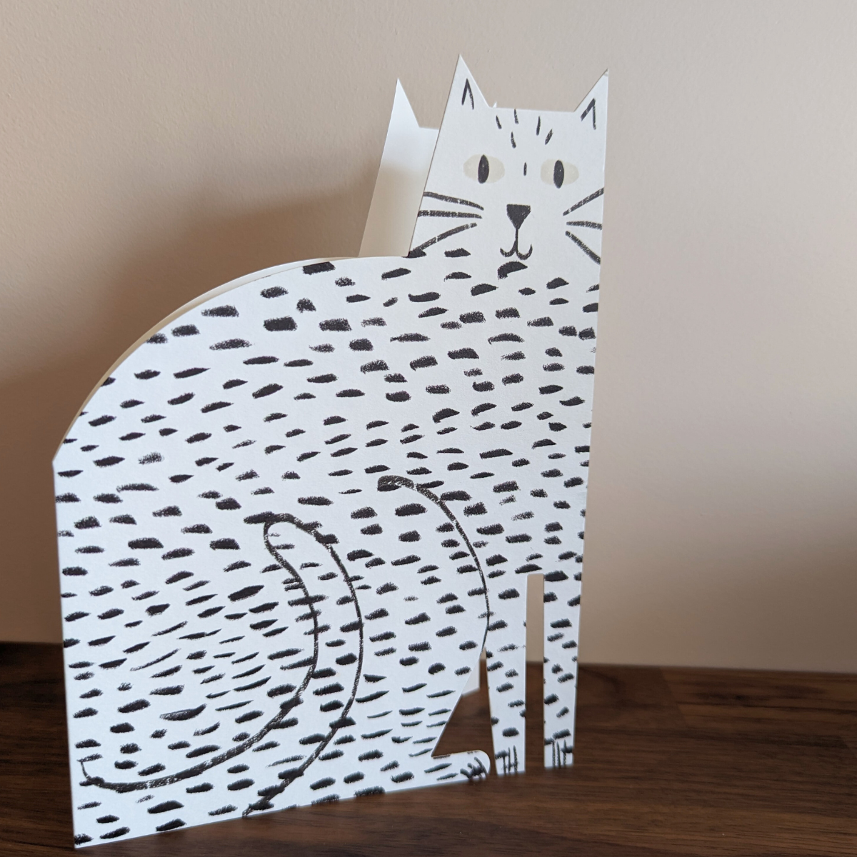 Cette grande carte découpée en forme de chat est une création artistique qui émerveillera les amoureux des félins ! Vous pouvez écrire votre message à l’intérieur de la carte.