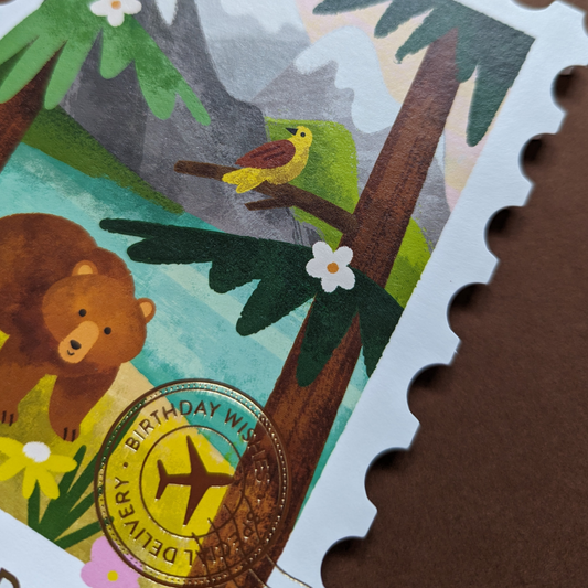 L’illustration des Rocheuses canadiennes sur cette carte découpée en forme de timbre est rehaussée d'un cachet postal doré et d'un message d’anniversaire.