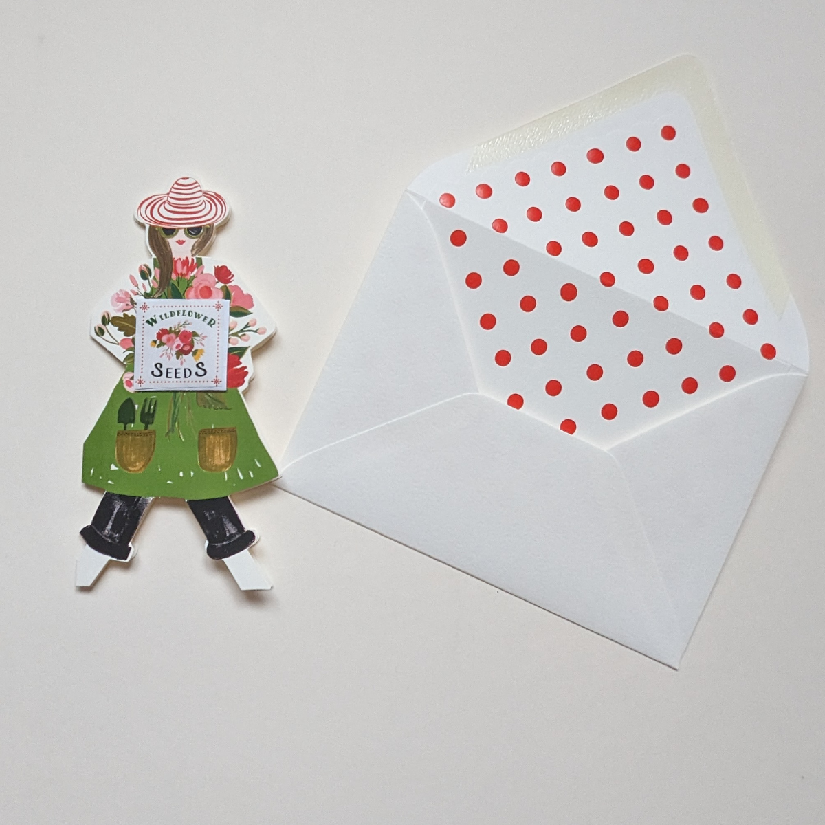 Carte découpée, livrée avec une belle enveloppe avec des pois rouges à l'intérieure.