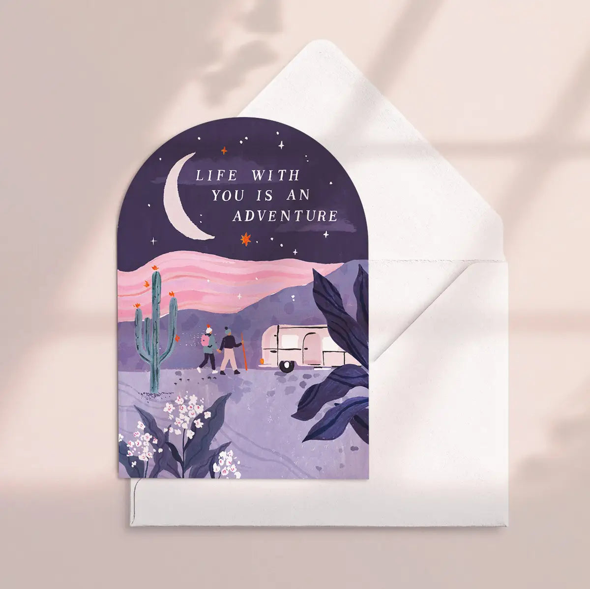Cette carte célèbre la beauté de la vie à deux, avec une illustration inspirante d'un couple main dans la main, explorant ensemble les merveilles de la nature.