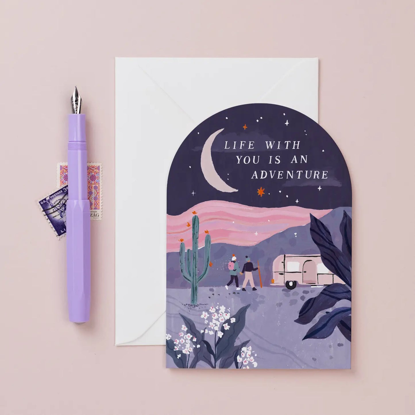 Cette carte célèbre la beauté de la vie à deux, avec une illustration inspirante d'un couple main dans la main, explorant ensemble les merveilles de la nature.