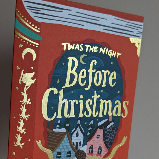 Le titre ainsi que le Père Noël, son traîneau et ses rennes sont estampés à la feuille d'or ajoutant une touche de magie supplémentaire.