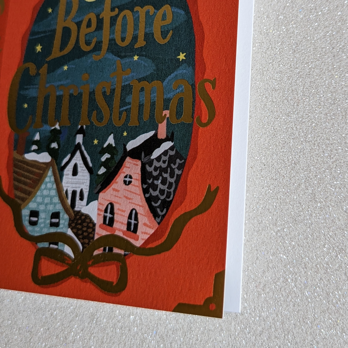 Le titre ainsi que le Père Noël, son traîneau et ses rennes sont estampés à la feuille d'or ajoutant une touche de magie supplémentaire.