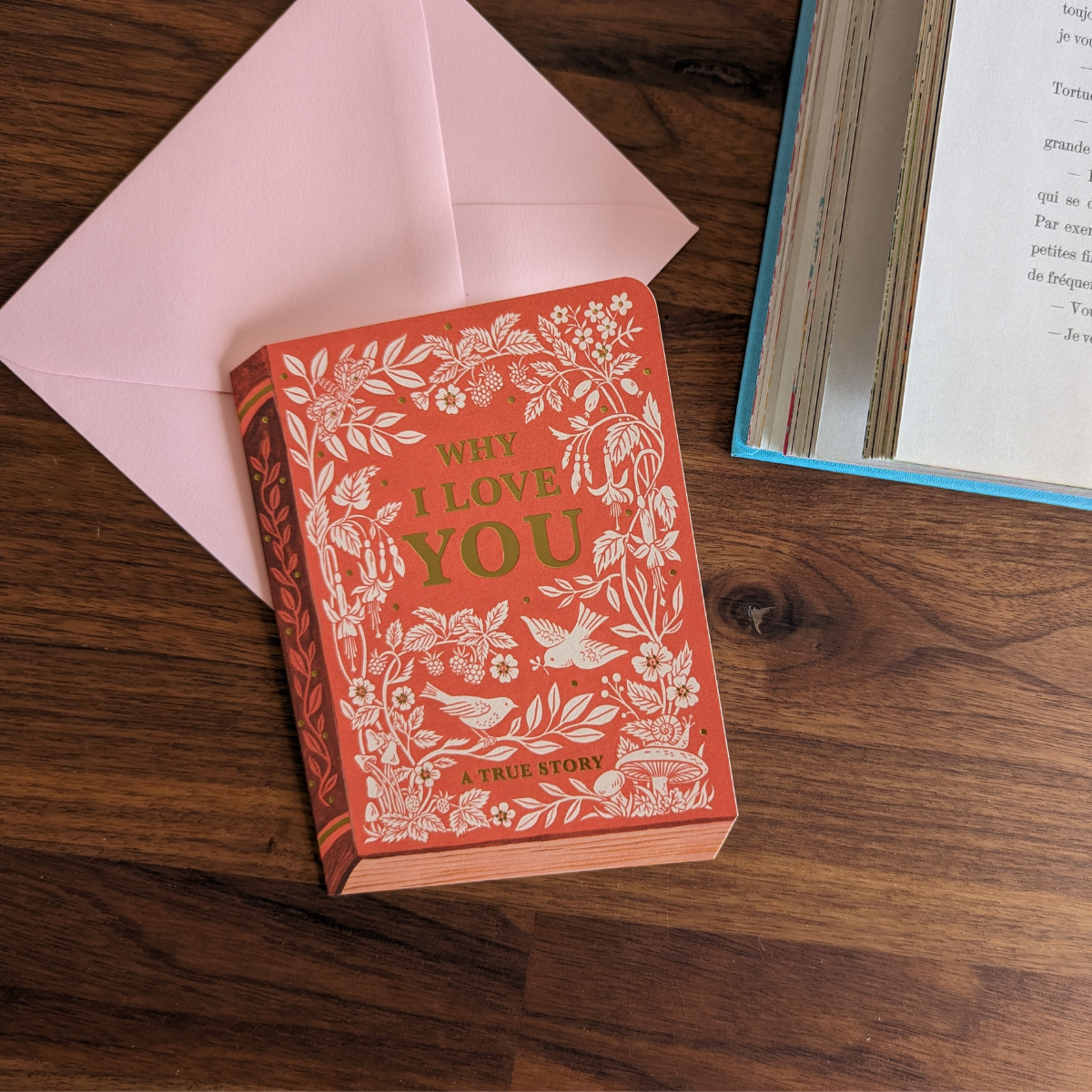 Avec son inscription « Why I Love You » sur la couverture, elle est l'expression parfaite de vos sentiments les plus profonds.