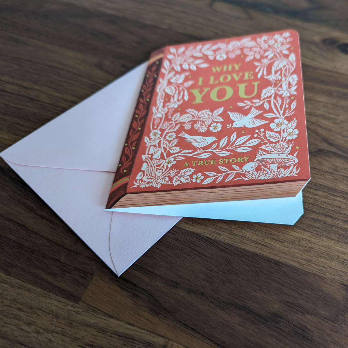 La carte est conçue pour ressembler à un livre de conte, ajoutant une touche de charme et de romantisme à votre message d'amour.