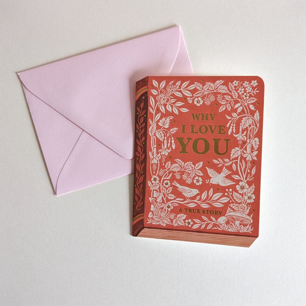 La carte est conçue pour ressembler à un livre de conte, ajoutant une touche de charme et de romantisme à votre message d'amour.