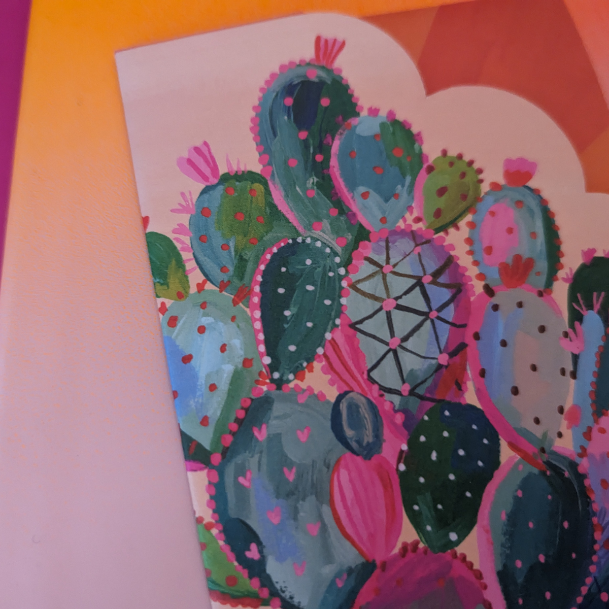 Les détails délicats et les couleurs harmonieuses de rose et de vert mettent en valeur la beauté de cette plante robuste qui se développe malgré des conditions difficiles.