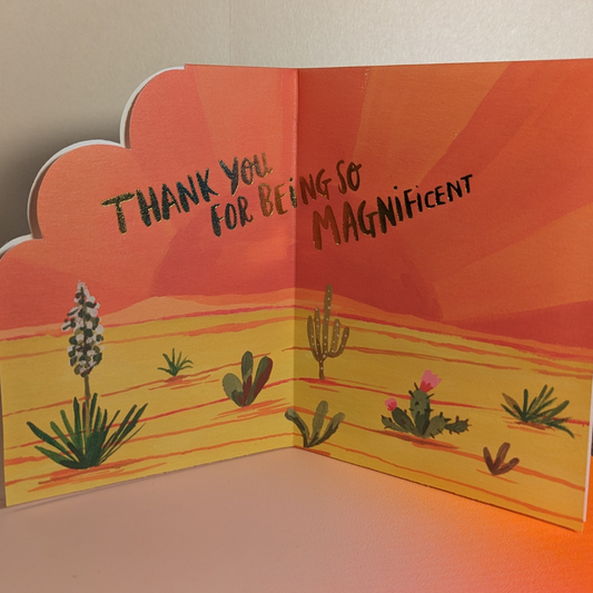 Un message en anglais à l'or chaud « Thank You For Being So Magnificient » rend ce décor encore plus lumineux.