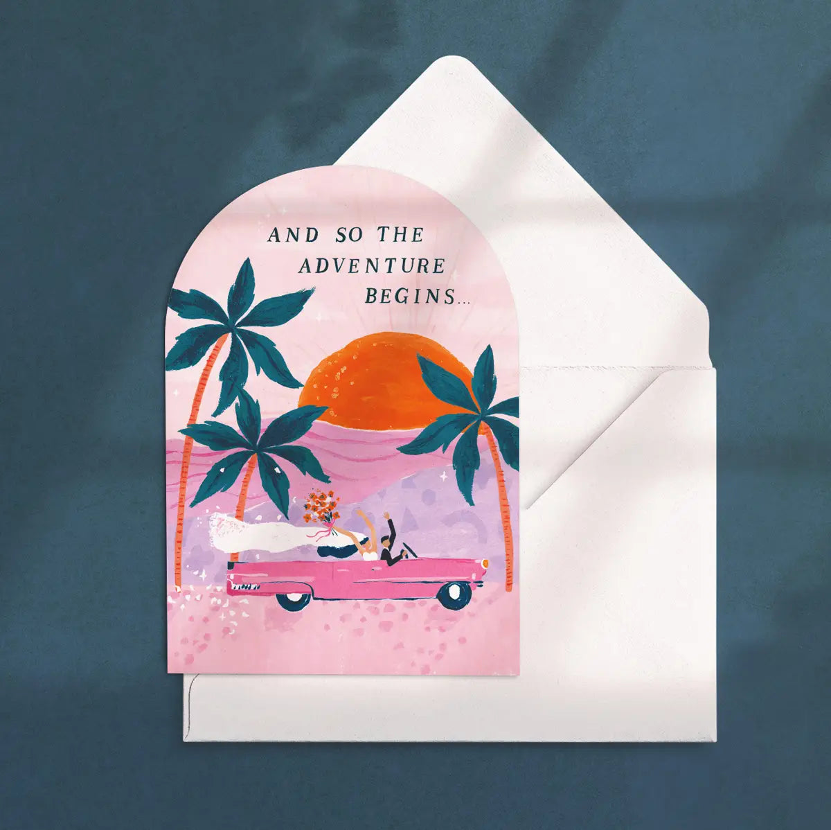 Sur le devant de la carte, vous trouverez une magnifique illustration représentant les mariés dans une Cadillac rose rétro, prête à les emmener vers leur nouvelle vie.