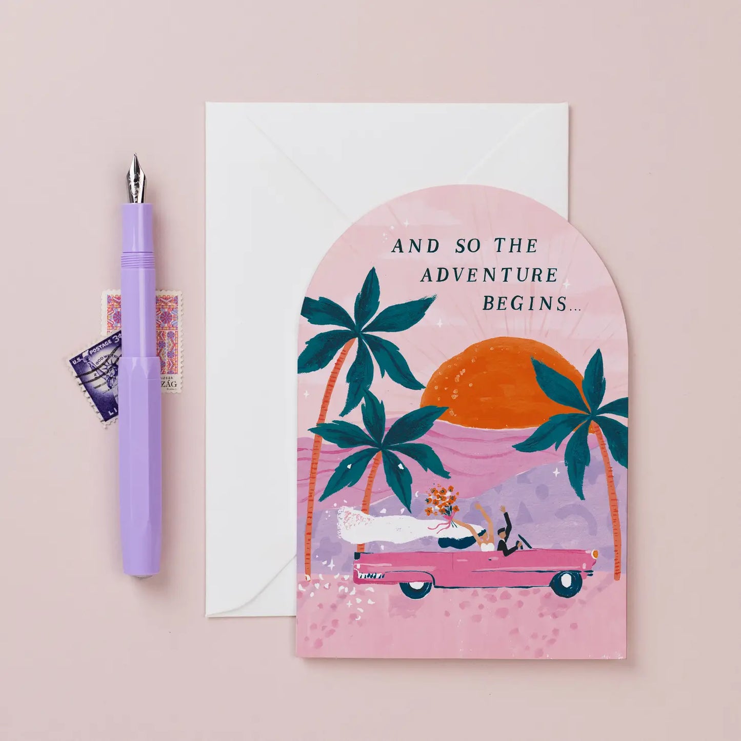 Sur le devant de la carte, vous trouverez une magnifique illustration représentant les mariés dans une Cadillac rose rétro, prête à les emmener vers leur nouvelle vie.