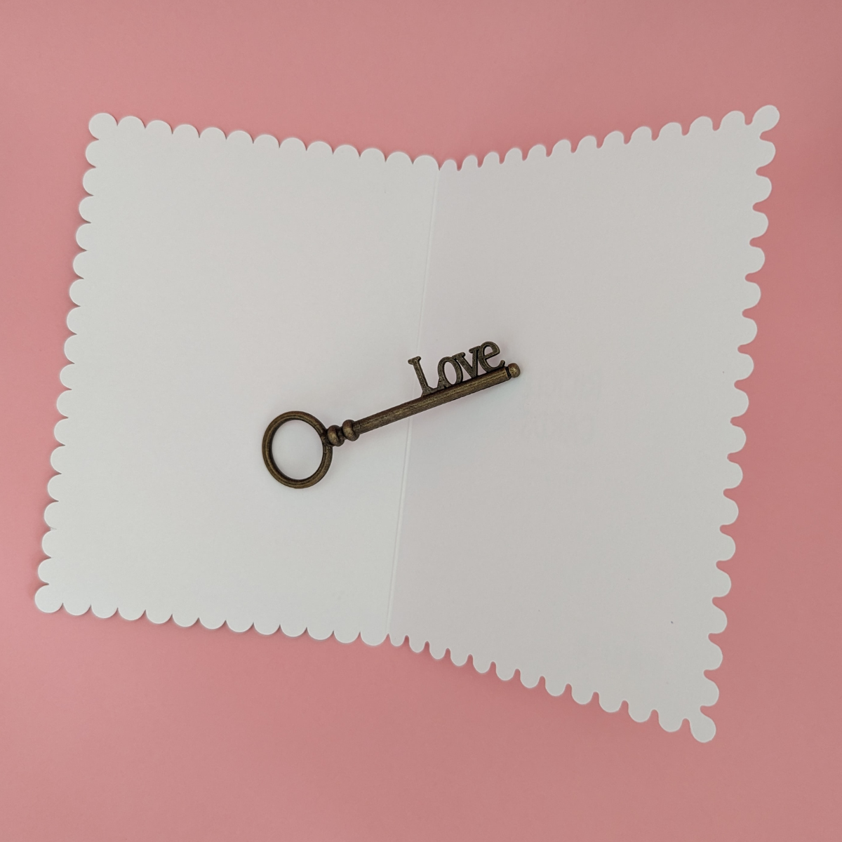 Félicitez vos proches pour leur nouveau foyer avec cette charmante carte de pendaison de crémaillère. À l'intérieure de la carte vous pouvez écrire votre message.