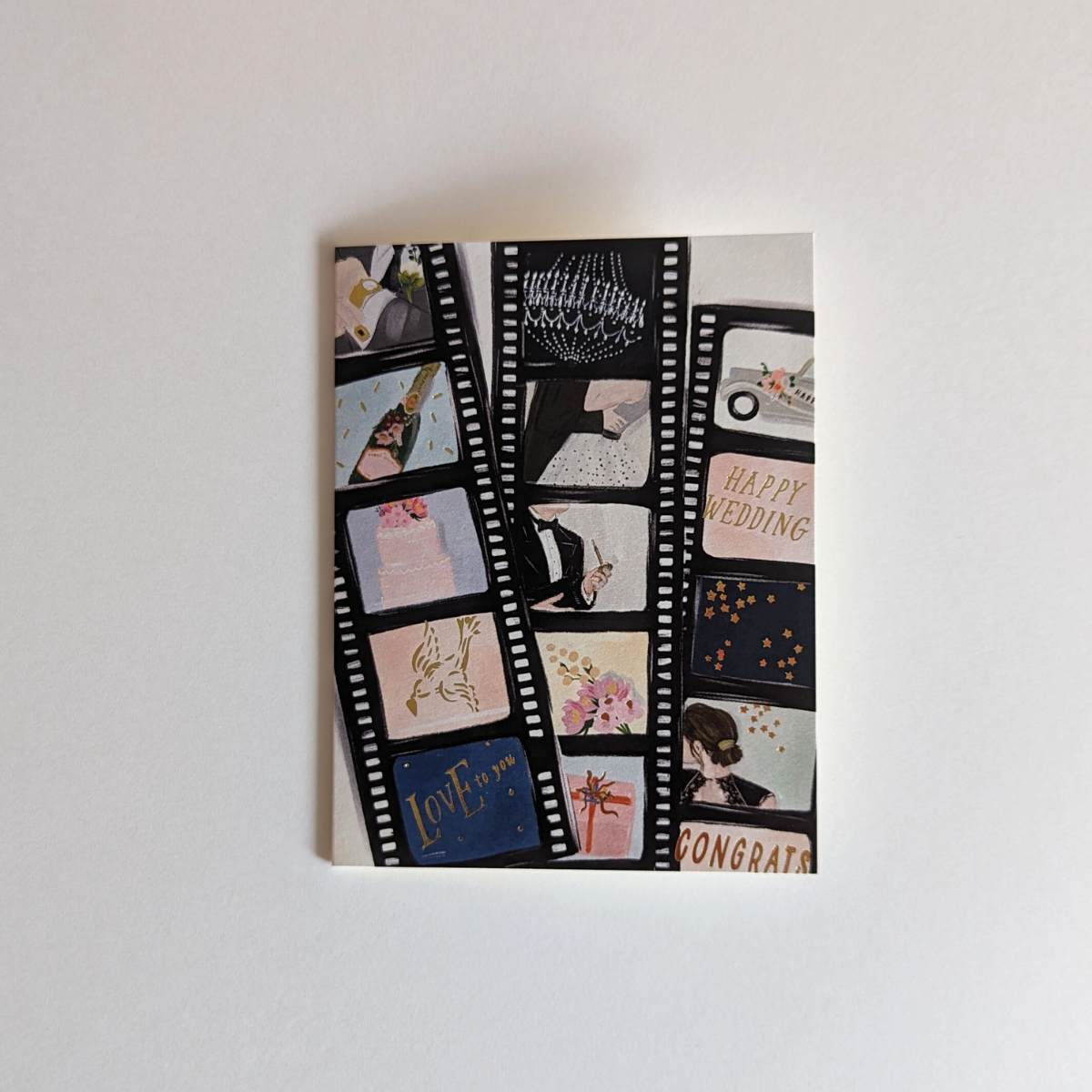 Cette carte artistique présente une illustration élégante de bande photographique, mettant en vedette des moments précieux d’un mariage.