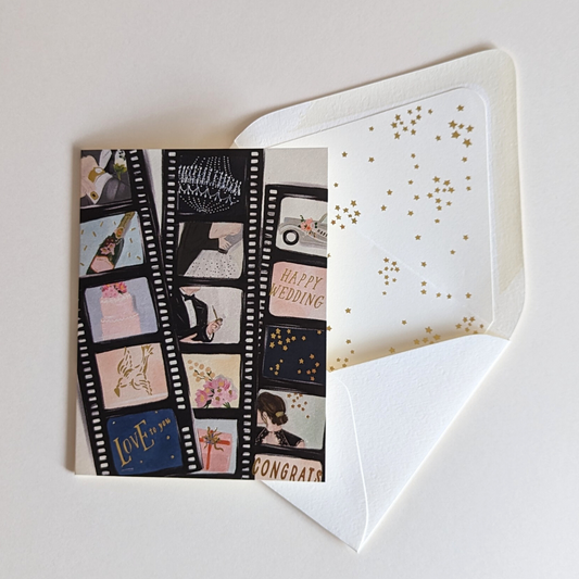 Cette carte artistique présente une illustration élégante de bande photographique, mettant en vedette des moments précieux d’un mariage.