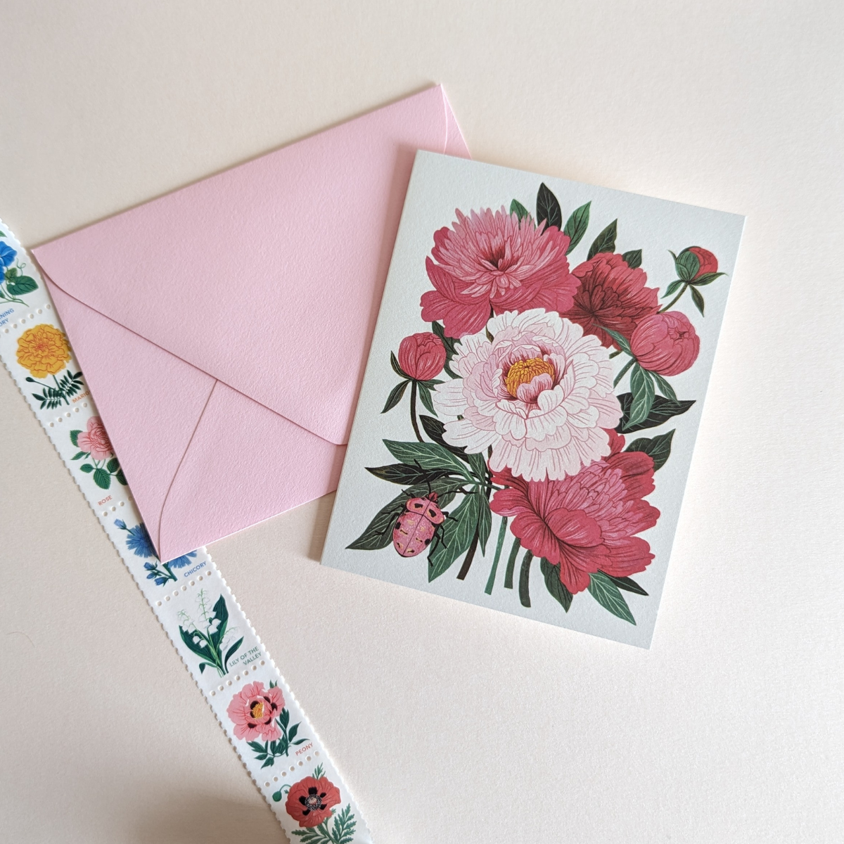 Cette carte exquise représente un magnifique bouquet de pivoines dans les tons de rose.