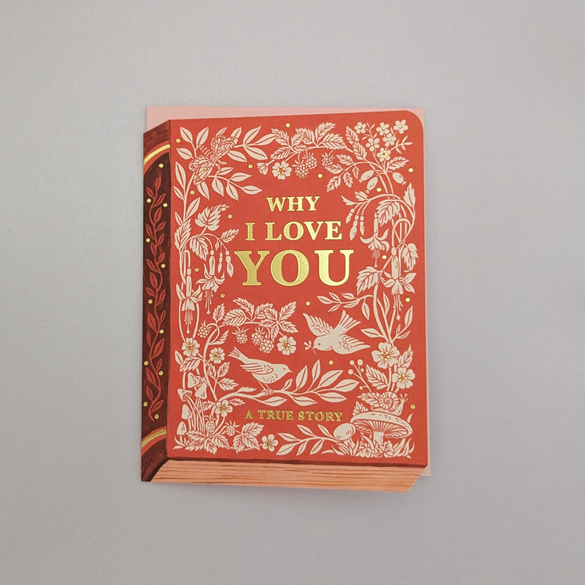 La carte est conçue pour ressembler à un livre de conte, ajoutant une touche de charme et de romantisme à votre message d'amour.