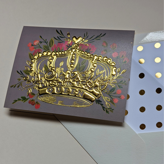 L'inscription « Queen » au centre de la carte ajoute une touche de majesté. Parfaite pour souhaiter un anniversaire ou pour marquer un moment de fête, cette carte spéciale est conçue pour célébrer la « reine » du jour d'une manière mémorable.