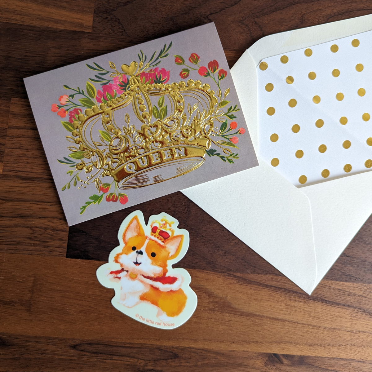 L'inscription « Queen » au centre de la carte ajoute une touche de majesté. Parfaite pour souhaiter un anniversaire ou pour marquer un moment de fête, cette carte spéciale est conçue pour célébrer la « reine » du jour d'une manière mémorable.