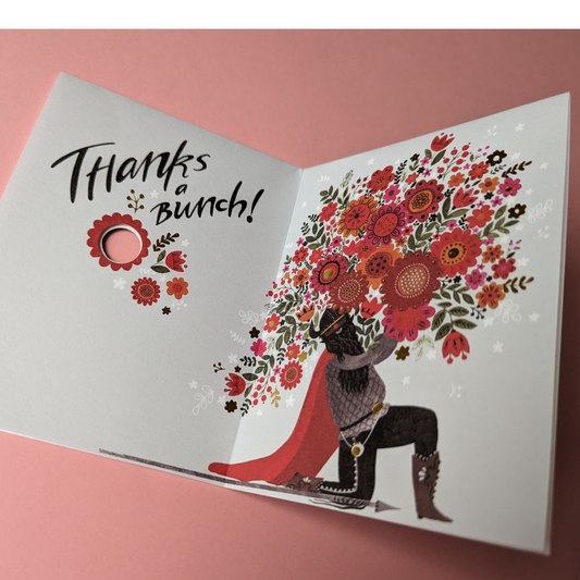 Lorsque vous ouvrez la carte : un viking tient un énorme bouquet de fleurs aux couleurs vives, créant ainsi un contraste saisissant entre la force brute des vikings et la délicatesse des fleurs.