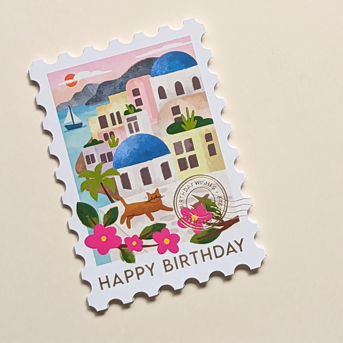 Avec ses maisons blanches, ses dômes bleus et ses vues à couper le souffle sur la mer Égée, Santorin incarne le charme et la sérénité des îles, éveillant ainsi les rêves de voyage. Une carte précieuse qui comblera de joie votre destinataire.