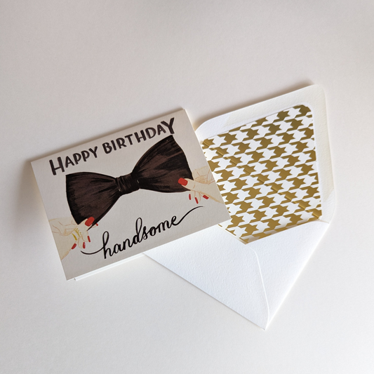 Cette carte d'anniversaire célèbre l'homme élégant et charismatique dont c'est l'anniversaire. Elle est accompagnée d'une très belle enveloppe dotées de jolis motifs dorés à l’intérieur.