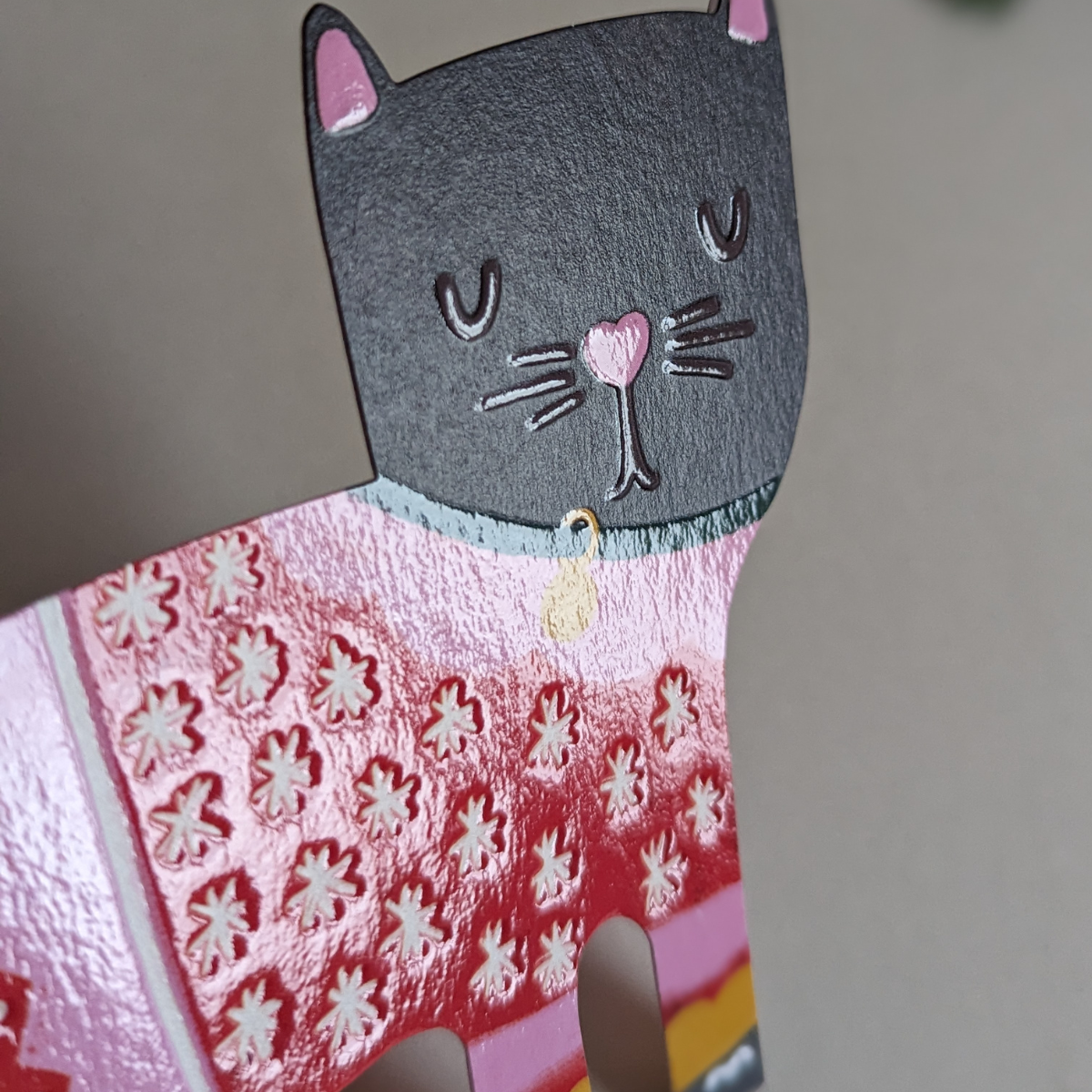 Carte en forme de chat. Il porte un pull de Noël.