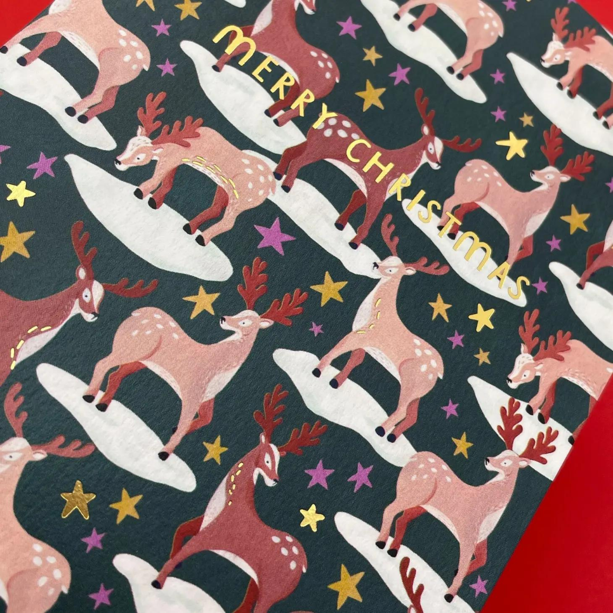 Carte de Noël Raspberry Blossom avec de la dorure et des rennes.