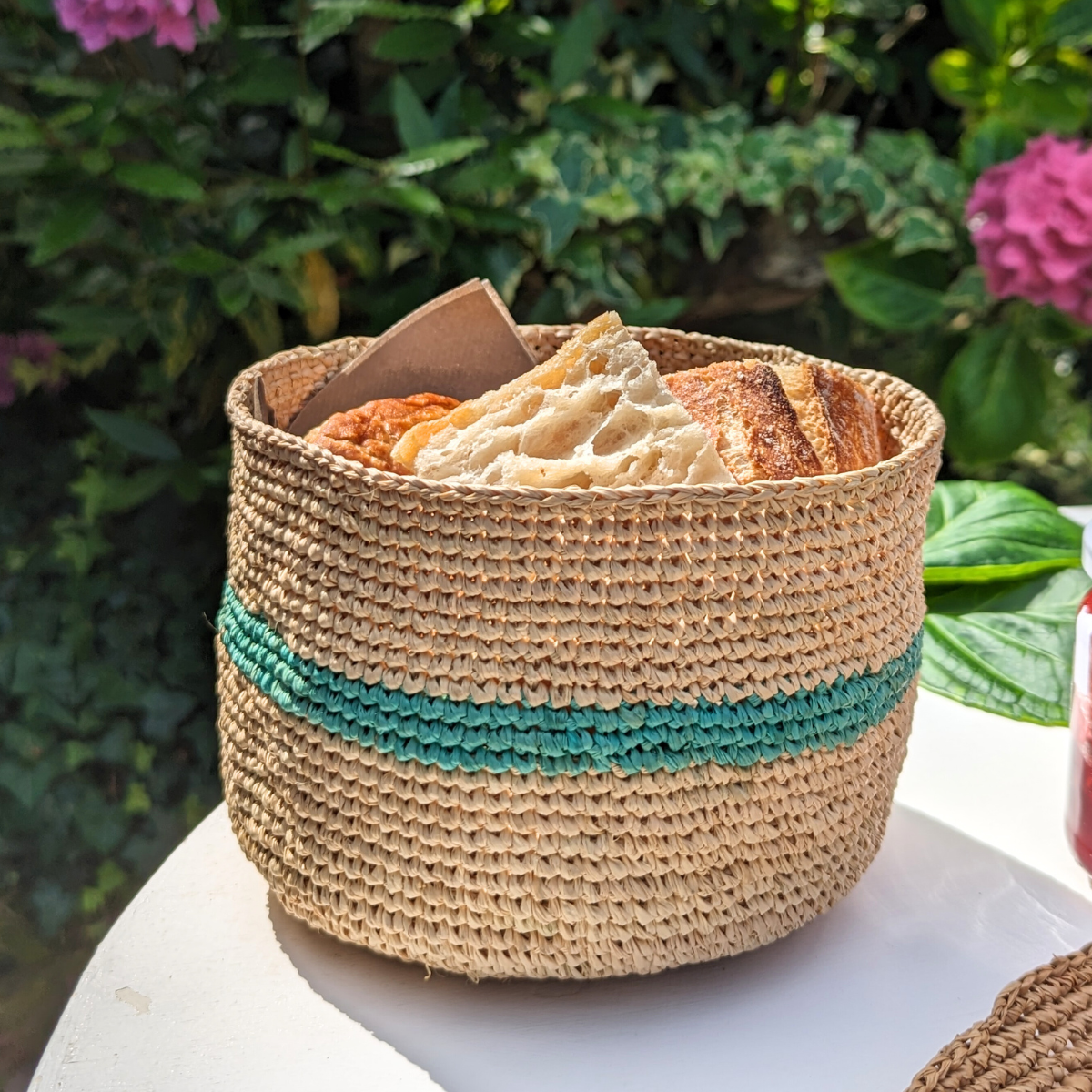 Ils peuvent également servir de corbeilles à pain. Leur allure authentique et leur touche bohème ajouteront une note de charme à vos repas, faisant ainsi de chaque occasion un moment convivial et agréable.