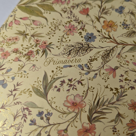 Avec ses dimensions A5 ce cahier offre un équilibre parfait entre portabilité et espace pour écrire.