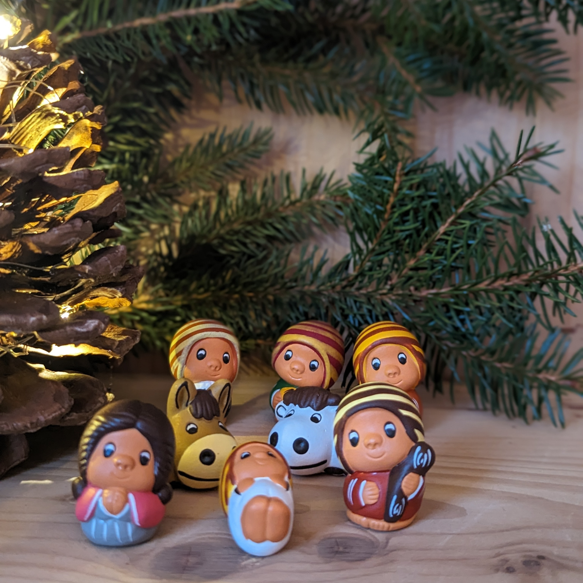 Des figurines en terre cuite, fabriquées à la main par des artisans péruviens talentueux, incarnent la magie de Noël d'une manière bien spéciale. Les Rois Mages, Joseph et l'enfant Jésus, emportent avec eux un morceau de la culture péruvienne, arborant fièrement des bonnets traditionnels.