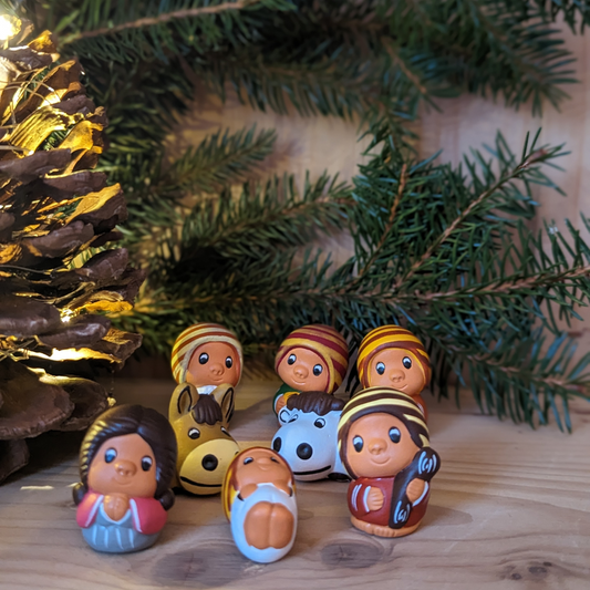 Des figurines en terre cuite, fabriquées à la main par des artisans péruviens talentueux, incarnent la magie de Noël d'une manière bien spéciale. Les Rois Mages, Joseph et l'enfant Jésus, emportent avec eux un morceau de la culture péruvienne, arborant fièrement des bonnets traditionnels.