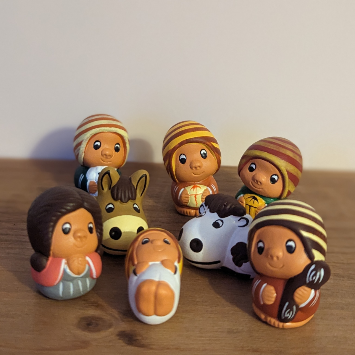 Des figurines en terre cuite, fabriquées à la main par des artisans péruviens talentueux, incarnent la magie de Noël d'une manière bien spéciale. Les Rois Mages, Joseph et l'enfant Jésus, emportent avec eux un morceau de la culture péruvienne, arborant fièrement des bonnets traditionnels.
