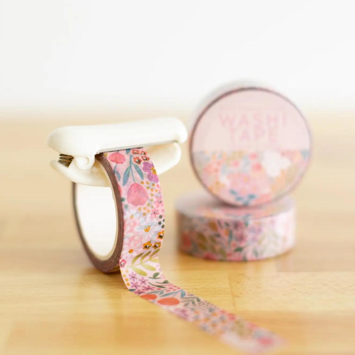 Le Cutter à Masking Tape est un outil de découpe pratique et précis, conçu pour vous simplifier la vie dans tous vos projets de bricolage et de loisirs créatifs !