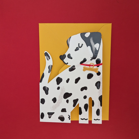 Ici ce n'est pas 100 dalmatiens mais juste une petite dalmatienne au collier rouge et à la truffe en forme de coeur qui ne demande qu'une chose : trouver une famille. Une carte qui donnera le sourire à votre destinataire. Livrée avec une enveloppe jaune.