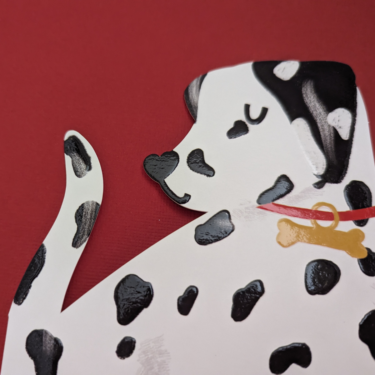 Ici ce n'est pas 100 dalmatiens mais juste une petite dalmatienne au collier rouge et à la truffe en forme de coeur qui ne demande qu'une chose : trouver une famille. Carte avec des finitions brillantes.