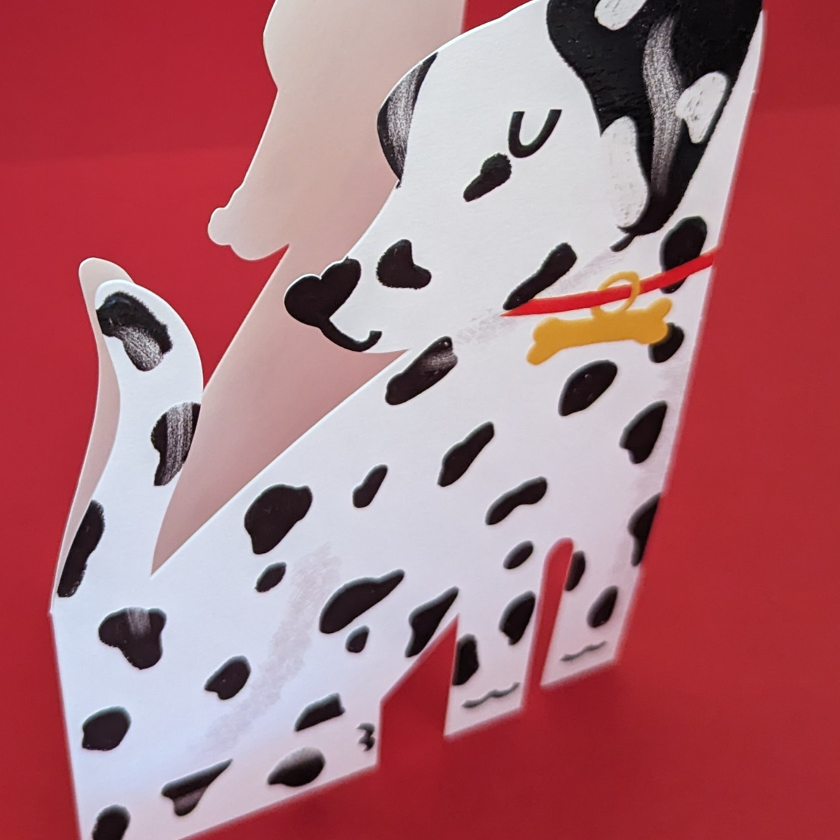 Ici ce n'est pas 100 dalmatiens mais juste une petite dalmatienne au collier rouge et à la truffe en forme de coeur qui ne demande qu'une chose : trouver une famille.