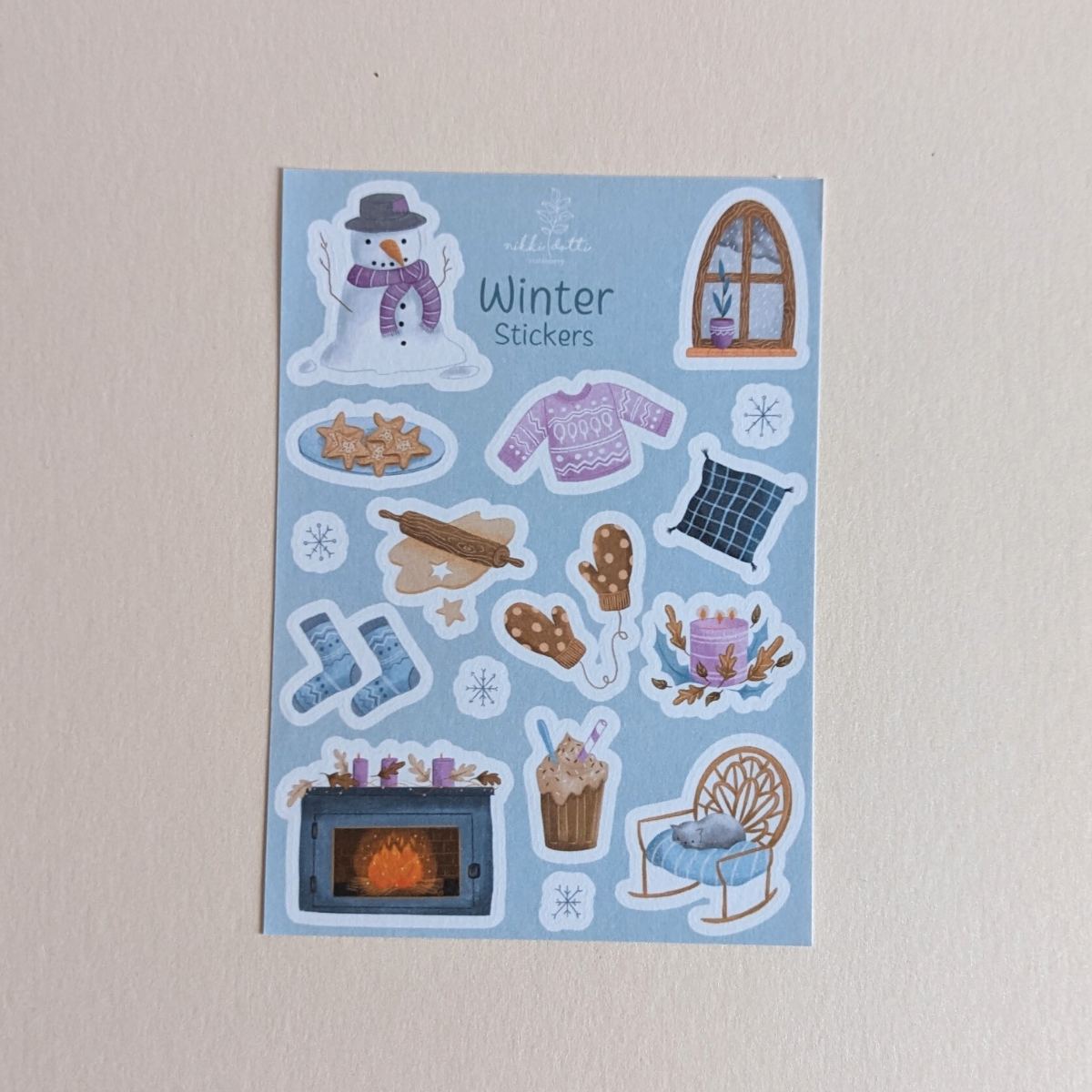 Cette feuille d'autocollants est imprimée sur du papier washi. Il s'agit d'un papier fin et légèrement transparent. Une feuille contient 16 autocollants.