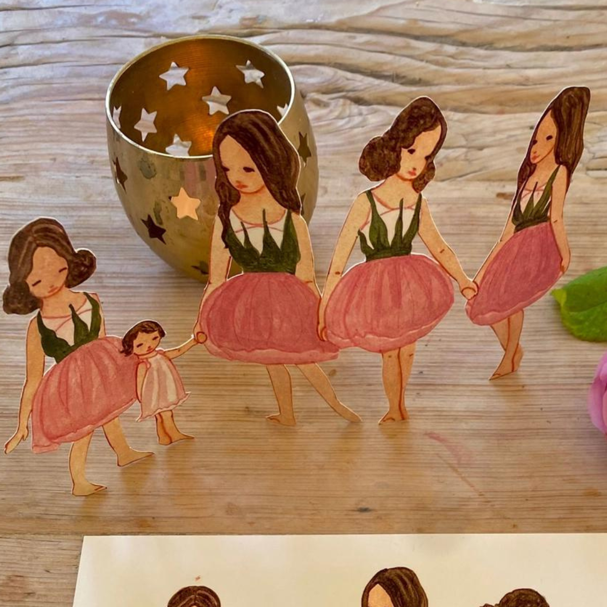 Jeunes Filles Boutons de Roses à Découper