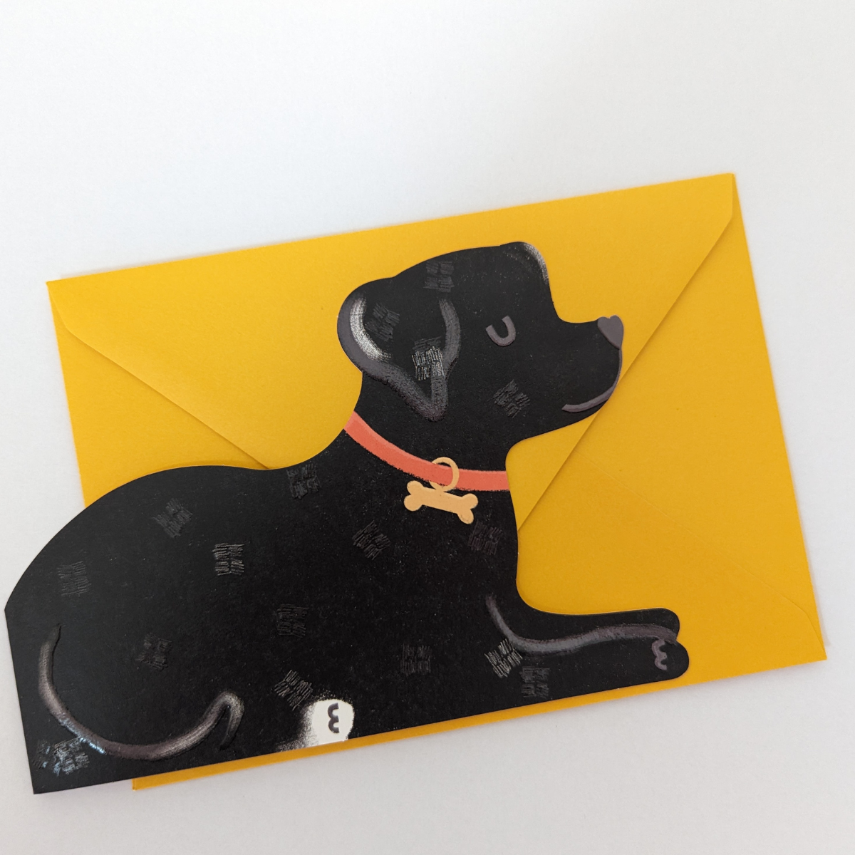 Ce labrador chocolat est tellement mignon : son poil et sa petite truffe en forme de coeur sont gaufrés et brillants ce qui le rend vraiment craquant. Vous pouvez écrire votre message à l'intérieur de la carte.
