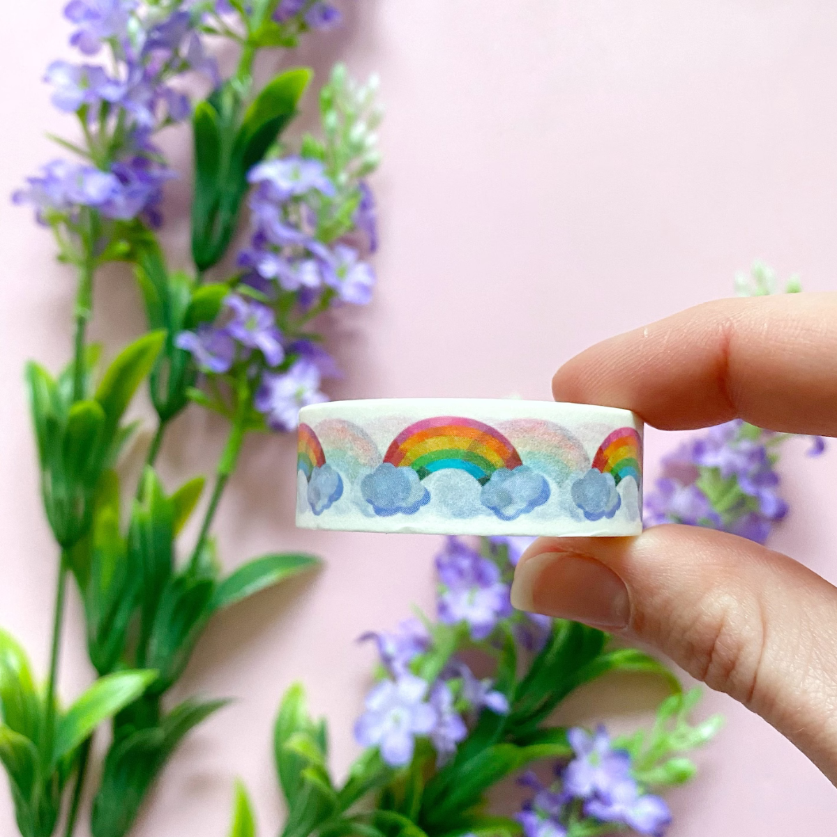 Les arcs-en-ciel sont souvent associés à la magie, à l'émerveillement et à la promesse de jours meilleurs. En utilisant ce masking tape arc-en-ciel vous invitez cette atmosphère enchantée dans vos réalisations, créant ainsi un sentiment d'évasion et d’optimisme.