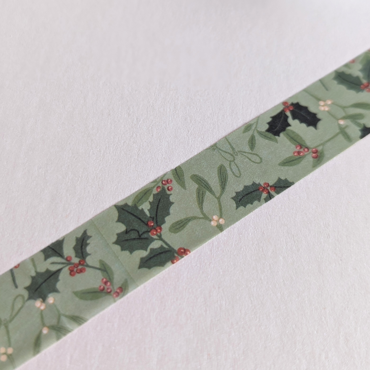 Le motif de houx et de gui évoque instantanément l'esprit de Noël et apporte une ambiance festive à toutes vos créations.