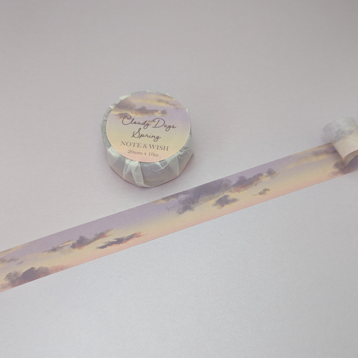 Ce masking tape aux teintes pourpres et orangées capture l'essence même de ces instants fugaces, tel un tableau figé dans le temps.