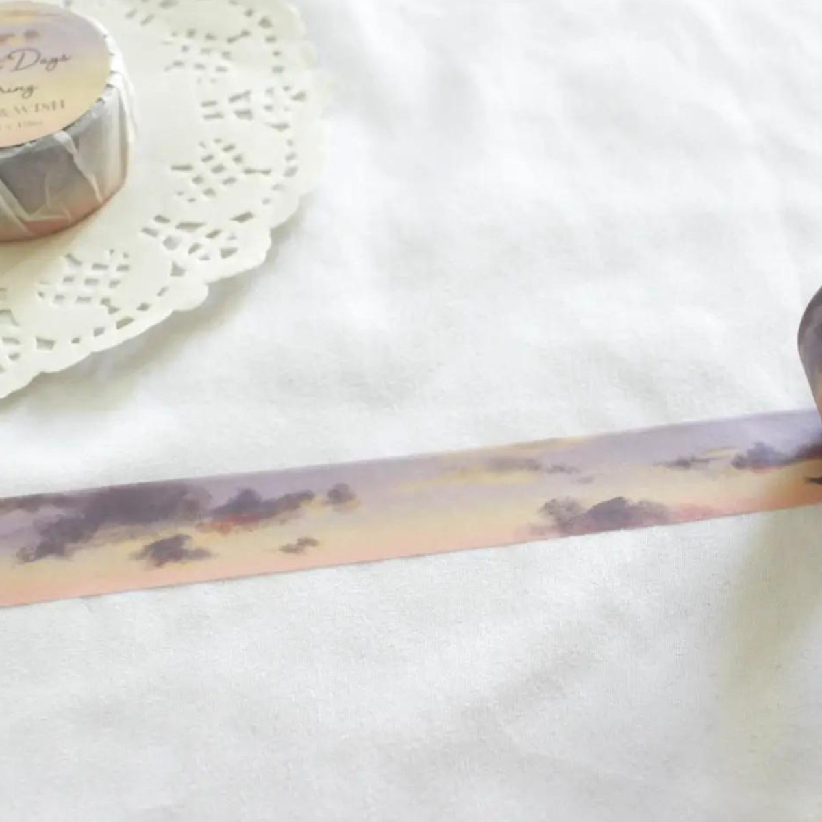 Ce masking tape aux teintes pourpres et orangées capture l'essence même de ces instants fugaces, tel un tableau figé dans le temps.