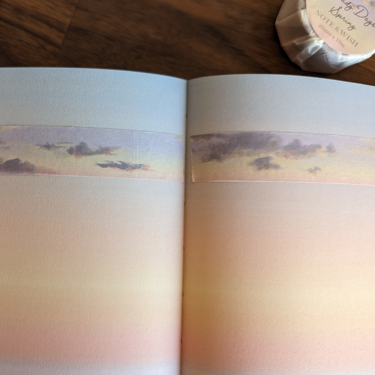 Ce masking tape aux teintes pourpres et orangées capture l'essence même de ces instants fugaces, tel un tableau figé dans le temps.