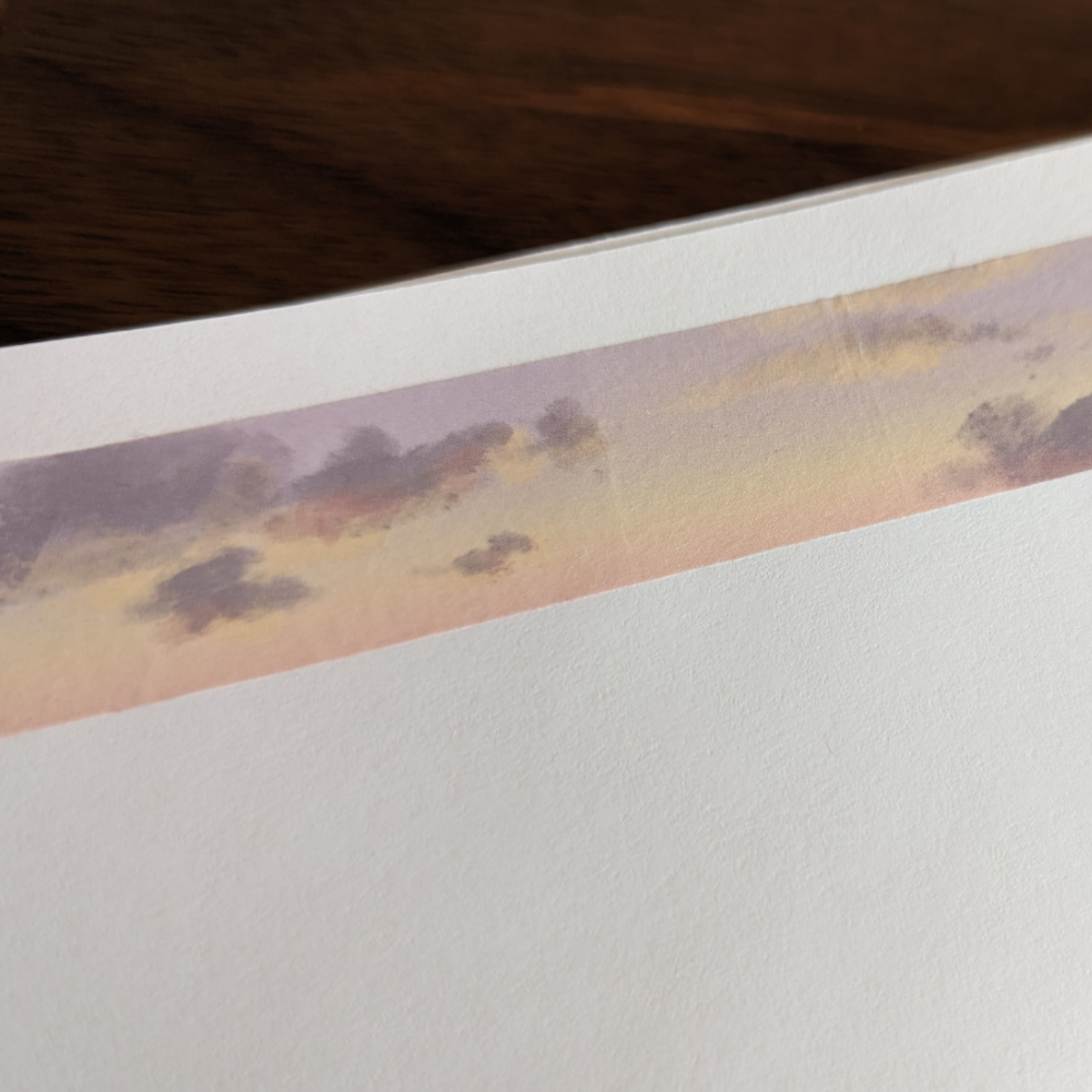 Ce masking tape aux teintes pourpres et orangées capture l'essence même de ces instants fugaces, tel un tableau figé dans le temps.